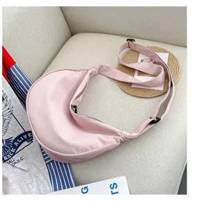 Sac à bandoulière élégant en toile rose pour femmes, sac à main croissant décontracté avec zippé.
