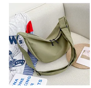 Sac à bandoulière en toile décontracté avec une grande capacité et fermeture éclair.