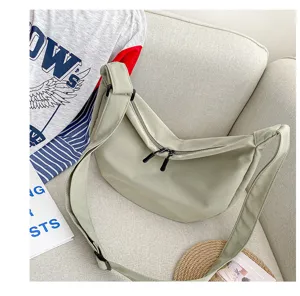 Sac bandoulière décontracté en toile pour femme, grand sac croissant souple et pratique.