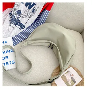 Sac bandoulière croissant en toile décontracté, sac fourre-tout minimaliste vert clair.