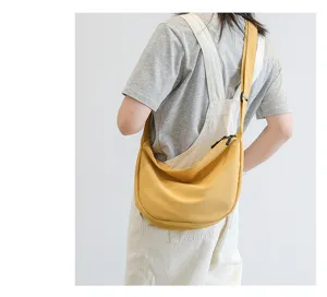 Détail de sac bandoulière en toile montrant le style jaune et l'effet de port bien visible.