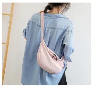 Sac bandoulière en toile rose décontracté vue détaillée, design croissant élégant pour voyage.