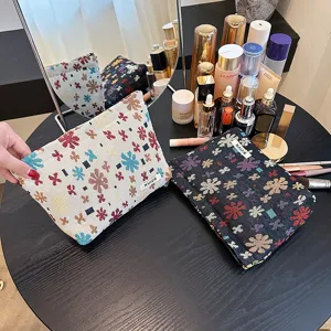 Women's Cosmetic Bag Vintage Floral Jute Jacquard Fabric Portable Travel Makeup Pouch Multifunctional Toiletry Storage Organizer Bag