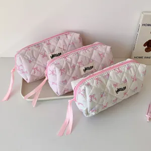 Gesteppte Kosmetiktasche Detailansicht, Blumen Schleife Make-up Beutel und Stiftetui.