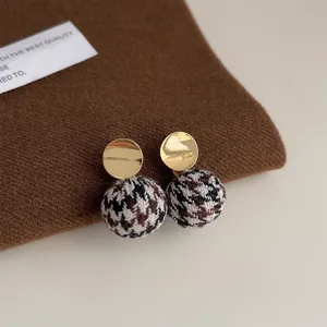 Chice Hahnentritt Stoffkugel und Goldplättchen Ohrringe für Damen, eleganter Herbst Winter.