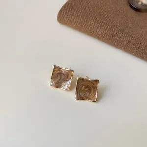 Schicke Maillard braune quadratische Ohrringe, französischer Vintage minimalistischer Schmuck.