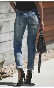 Gedetailleerd shot van dames stretch ripped skinny jeans met pasvorm aan de achterkant.