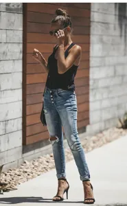 Getailleerde skinny jeans voor dames, elastische destroyed denim broek met opgerolde boord.