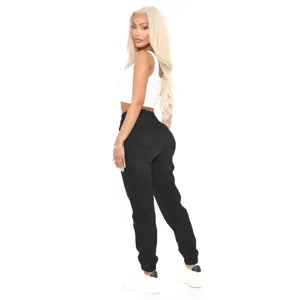 Damen High-Waist Jeans Jogger in Schwarz, stylische lässige Streetwear knöchellange Hose.