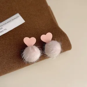 Detailansicht süßer rosa Herz Ohrringe mit flauschigen Bommeln, elegante handgemachte Damenschmuck