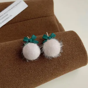 Flauschige Pompom Schleife Ohrringe mit Silbernadel, süßer Winterschmuck Detailansicht.