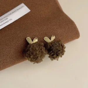 Niedliche braune flauschige Bommel Herz Ohrringe süßer Herbst Winter Stil Damen Schmuck