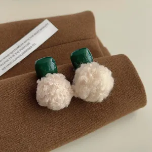 Minimalistische grüne quadratische und flauschige Plüschball Ohrringe süßer Winterschmuck Damen