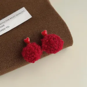 Rote flauschige Pompom Ohrringe mit süßem Herz Design, warmer Winterschmuck für Damen und Mädchen.