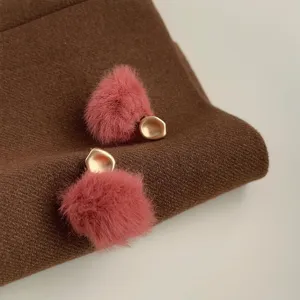 Flauschige rosa Kugelohrringe mit goldenen unregelmäßigen Nieten, süßer Winterschmuck.