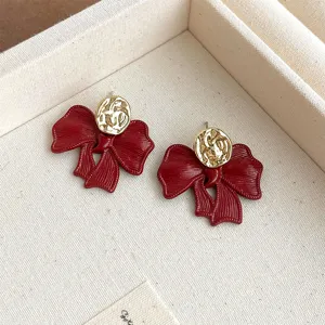 Weinrote Schleife Ohrringe Detailansicht, Vintage Metall Design Damen Schmuck Accessoire.