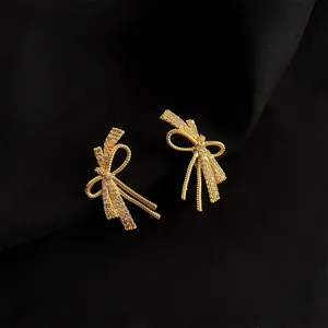 Exquisite vergoldete Kristall Schleife Clip-Ohrringe, elegante Nahaufnahme Details.