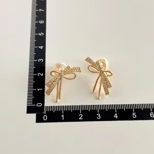 Nahaufnahme der eleganten 18K vergoldeten Schleifen Strass Ohrclips für ungestochene Ohren.