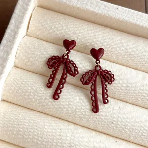 Bordeaux Emaille Herz Schleife Ohrringe Detail Nahaufnahme Retro Stil Damen Schmuck