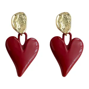 Burgunderrote Herz Ohrringe mit goldenen Ohrsteckern, retro Lackoptik Modeschmuck Damen.