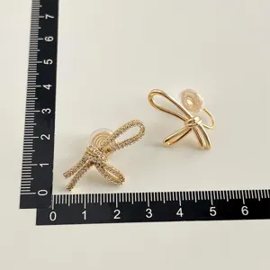 Ohrclips ohne Ohrloch mit Schleifen-Design, vergoldet mit Zirkonia und glattem Metall.