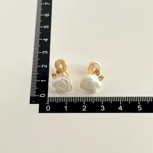 18k vergoldete Ohrclips für ungepierchte Ohren mit süßer weißer Blume und goldener Schleife.