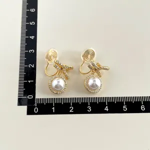 Goldene Clip-Ohrringe mit Perle und Zirkonia, speziell für Damen ohne Ohrlöcher.