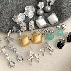 Modisches Ohrclip Set ohne Ohrloch mit Perlen, Blumen und Zirkonia für Damen.