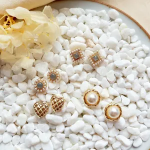 Set di orecchini di perle in stile francese, elegante design placcato oro per donne.