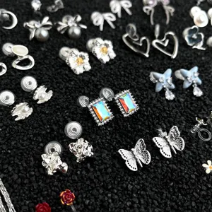 Ohrclipsets ohne Ohrloch mit süßen Schmetterlingen, Schleifen und funkelnden Kristall-Designs.