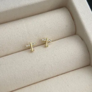 Detailaufnahme minimalistischer 14K vergoldeter Flugzeug Ohrstecker mit feinen Zirkonia Steinen.