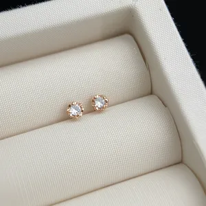 Detailansicht minimalistischer Roségold Zirkon Ohrstecker, kompaktes Blumendesign für den Alltag.