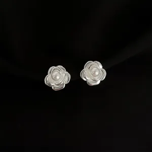 Elegante Kamelien Blumen Perlen Ohrclips Detailansicht, platinbeschichteter Modeschmuck.