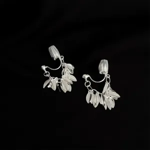 Platinbeschichtete Clip-Ohrringe mit zarten Blattanhängern für Damen, elegantes Ohrclip-Design.