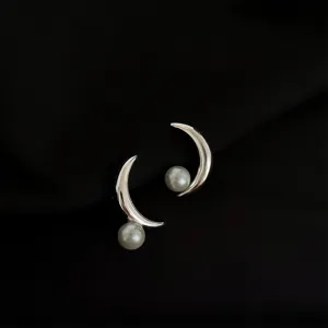 Detailansicht eleganter Mondsichel-Perlen-Ohrclips mit feiner Metalltextur und glatter Perle.