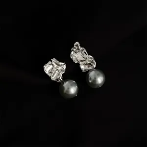 Silberne unregelmässige Metall graue Perlen Ohrringe, elegante schicke Ohrclips für Damen.