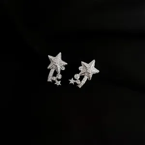 Nahaufnahme von glitzernden Sternen-Ohrclips mit Zirkonia in funkelndem Platin-Finish.