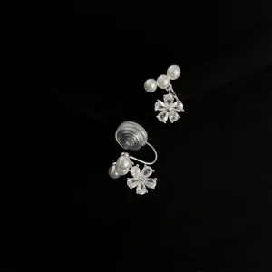 Detailaufnahme der Zirkon Blumen und Perlen Clip-Ohrringe mit feiner handwerklicher Qualität.