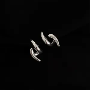 Silberne abstrakte geometrische Ohrclips ohne Ohrlöcher, modisches Metall-Design für Alltag.