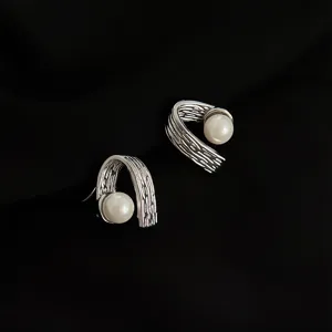 Elegante Perlen-Ohrclips mit strukturierter Silberoberfläche, schickes minimalistisches Design.