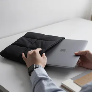 Custodia per laptop trapuntata nera per notebook 13-14 pollici, leggero design vista dettaglio.