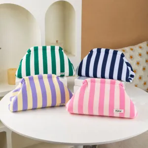 Gestreifte Wolken Kosmetiktasche Variante mit bunten Stoff-Clutch-Taschen für Damen.