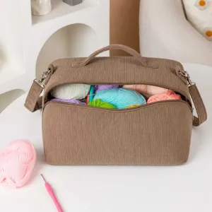 Kordsamt Garnaufbewahrung Tasche Detailansicht mit grossem Fassungsvermoegen und Wolle.