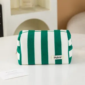 Borsa cosmetica a righe verde e bianco in morbido tessuto di spugna, astuccio.