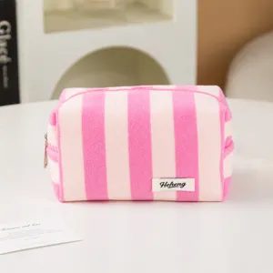 Borsetta cosmetica in spugna a righe rosa e bianche, astuccio da viaggio portatile dettaglio.