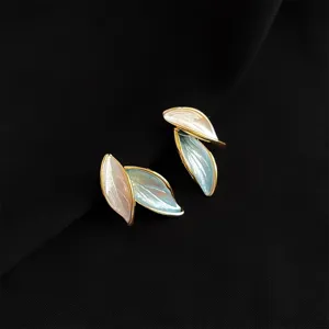 Elegante Blatt-Ohrclips mit 18K Goldauflage und Emaille-Design, perfekt für ungepiercte Ohren.