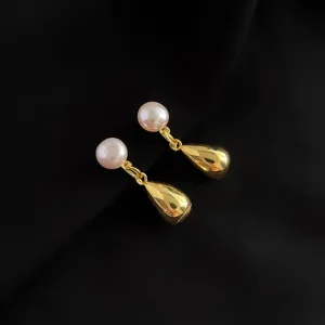 Elegante vergoldete Perlen-Ohrhänger mit Clip für Damen, stilvoll und angenehm zu tragen.