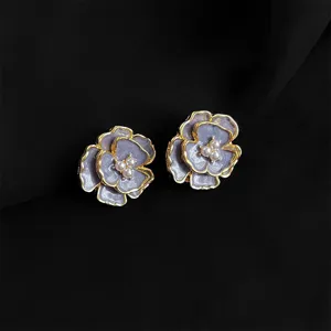 Exquisite mehrschichtige Emaille-Blumen-Clip-Ohrringe mit Perlen und goldenem Rand für Damen.