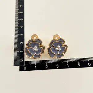 Elegante grau-lila Emaille Blumen Clip Ohrringe mit Perlen, bequemes Metall Design.