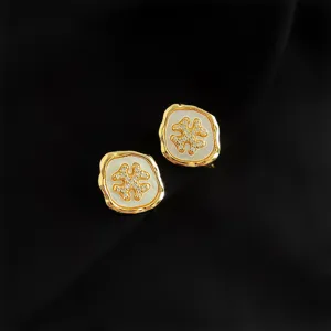 Vergoldete Clip Ohrringe mit weißem Perlmutt Klee Design für Ohrlöcher lose Damen Ohrschmuck.